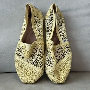 Toms Yellow Flower Lace Looking Shoes. Size 8.5